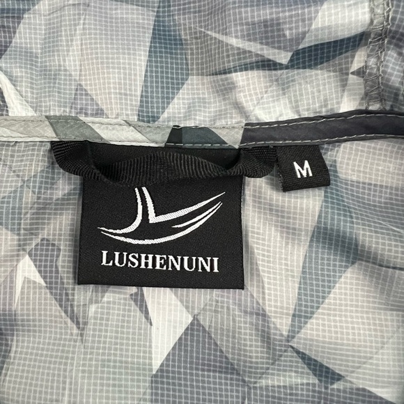 Lushenuni Men's UV Protection Camo Hooded Windbreaker - Size M - Picture 8 of 9